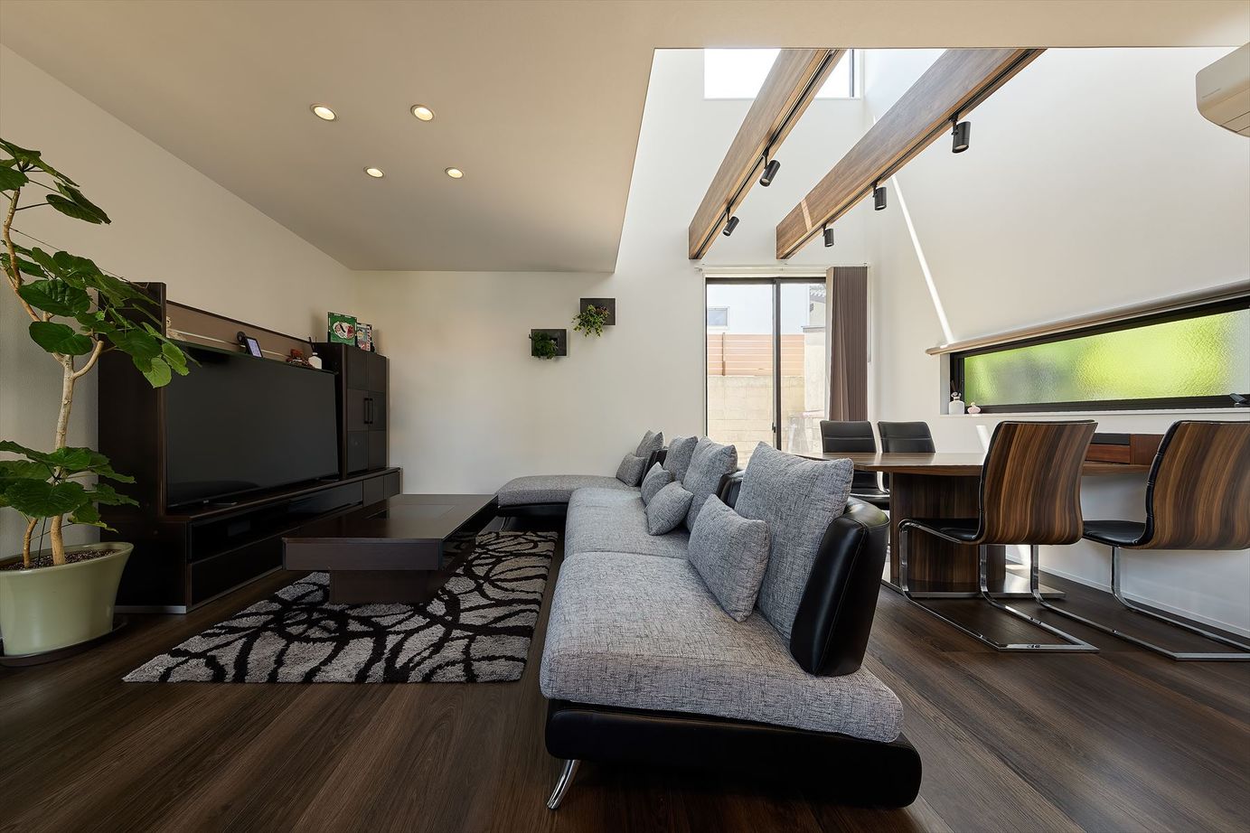 東亜ハウス 【変形地/タイルデッキ/大人インテリア】扇形の土地に建つ3つの庭がある家｜34.5坪の建築実例画像4