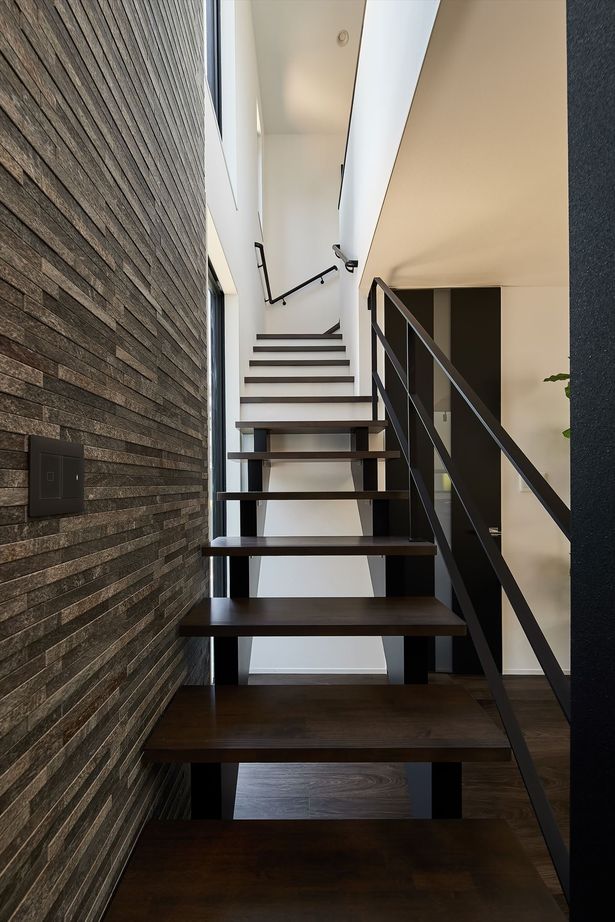 東亜ハウス 【変形地/タイルデッキ/大人インテリア】扇形の土地に建つ3つの庭がある家｜34.5坪の建築実例画像5