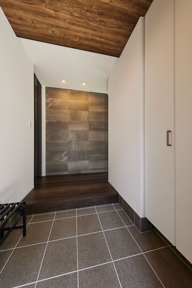 東亜ハウス 【変形地/タイルデッキ/大人インテリア】扇形の土地に建つ3つの庭がある家｜34.5坪の建築実例画像8