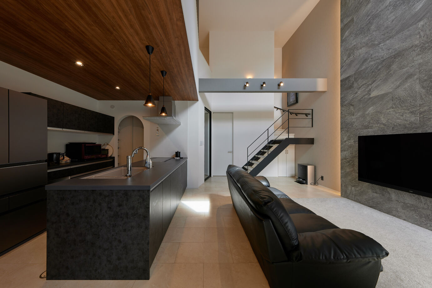 東亜ハウス 【中庭/ホテルライク/ワンルーム設計】周囲からの視線を切り内に開いたワンルーム設計の家｜30坪台の建築実例画像2