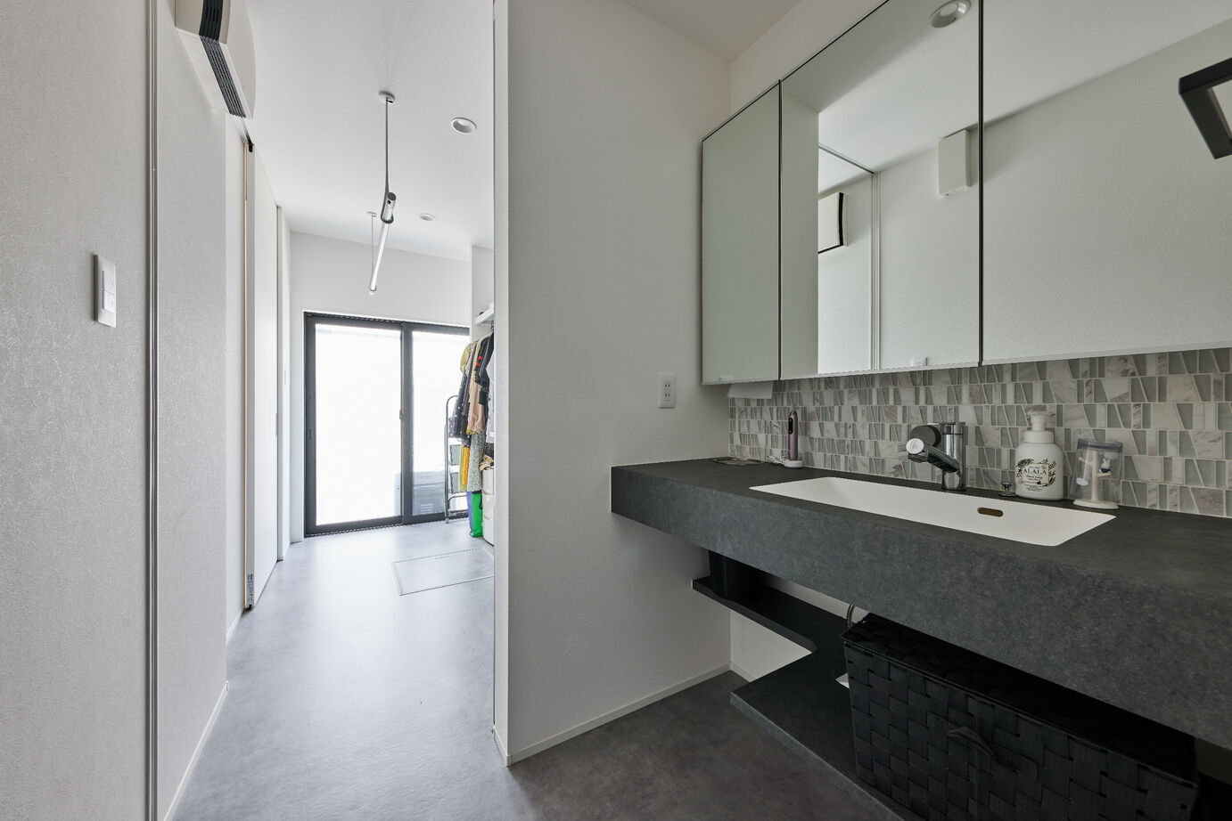 東亜ハウス 【中庭/ホテルライク/ワンルーム設計】周囲からの視線を切り内に開いたワンルーム設計の家｜30坪台の建築実例画像4