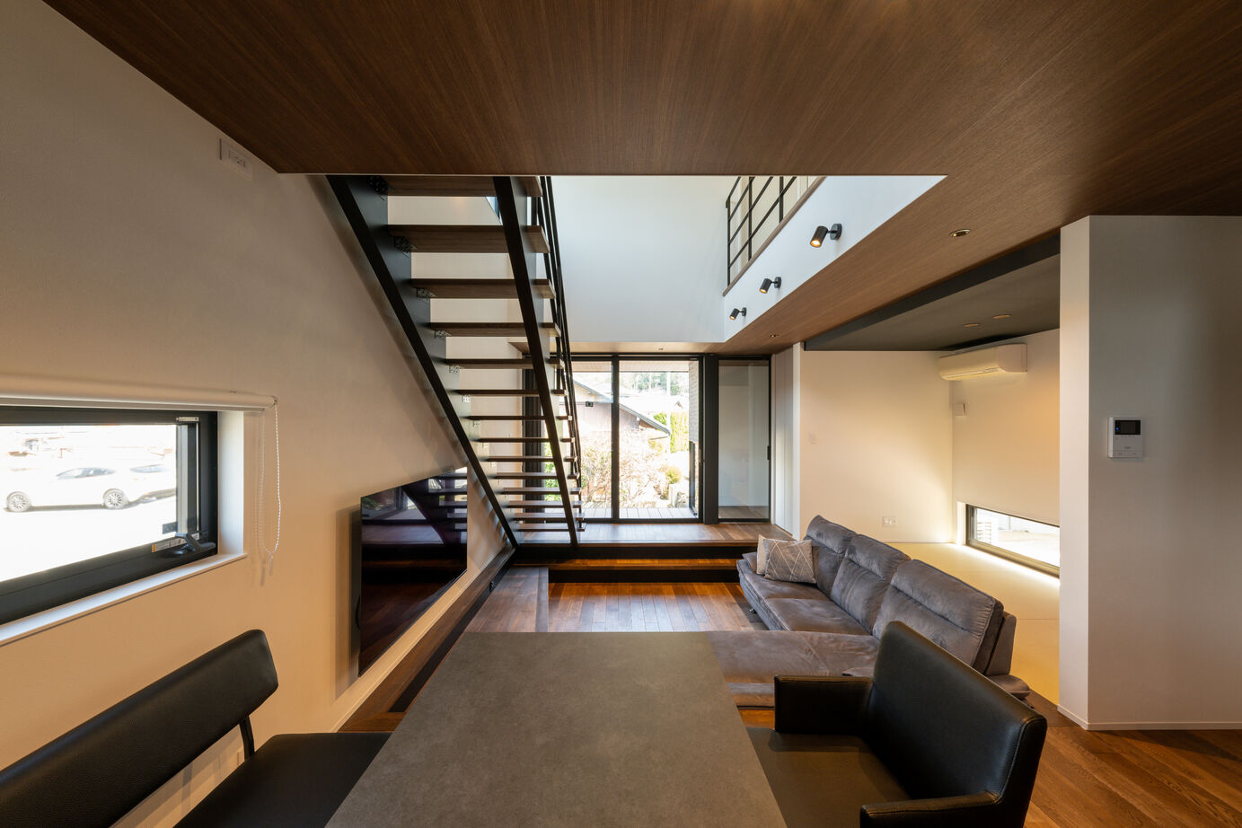 東亜ハウス 【ダウンリビング/軒下デッキ/カーテンレス】敷地形状を活かしたダウンリビングがある家｜35坪の建築実例画像2