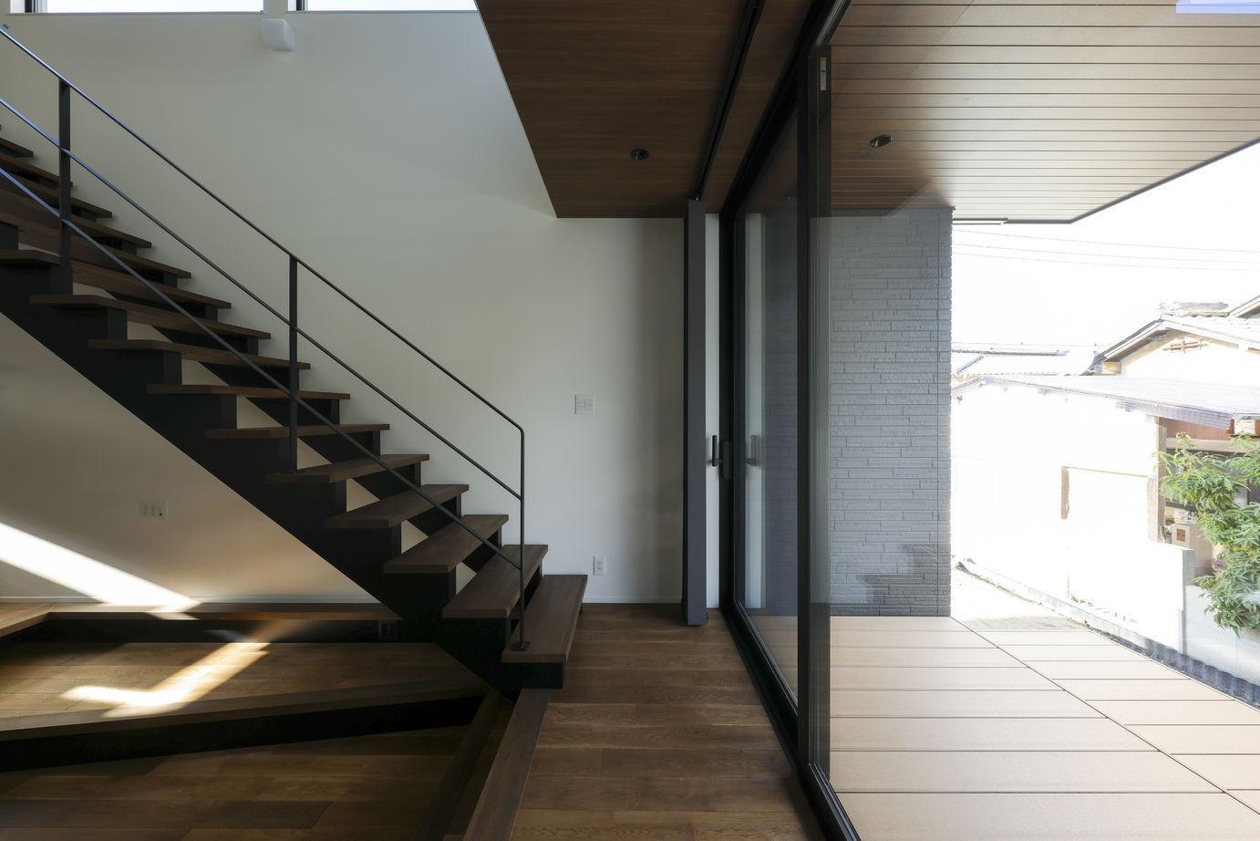 東亜ハウス 【ダウンリビング/軒下デッキ/カーテンレス】敷地形状を活かしたダウンリビングがある家｜35坪の建築実例画像3