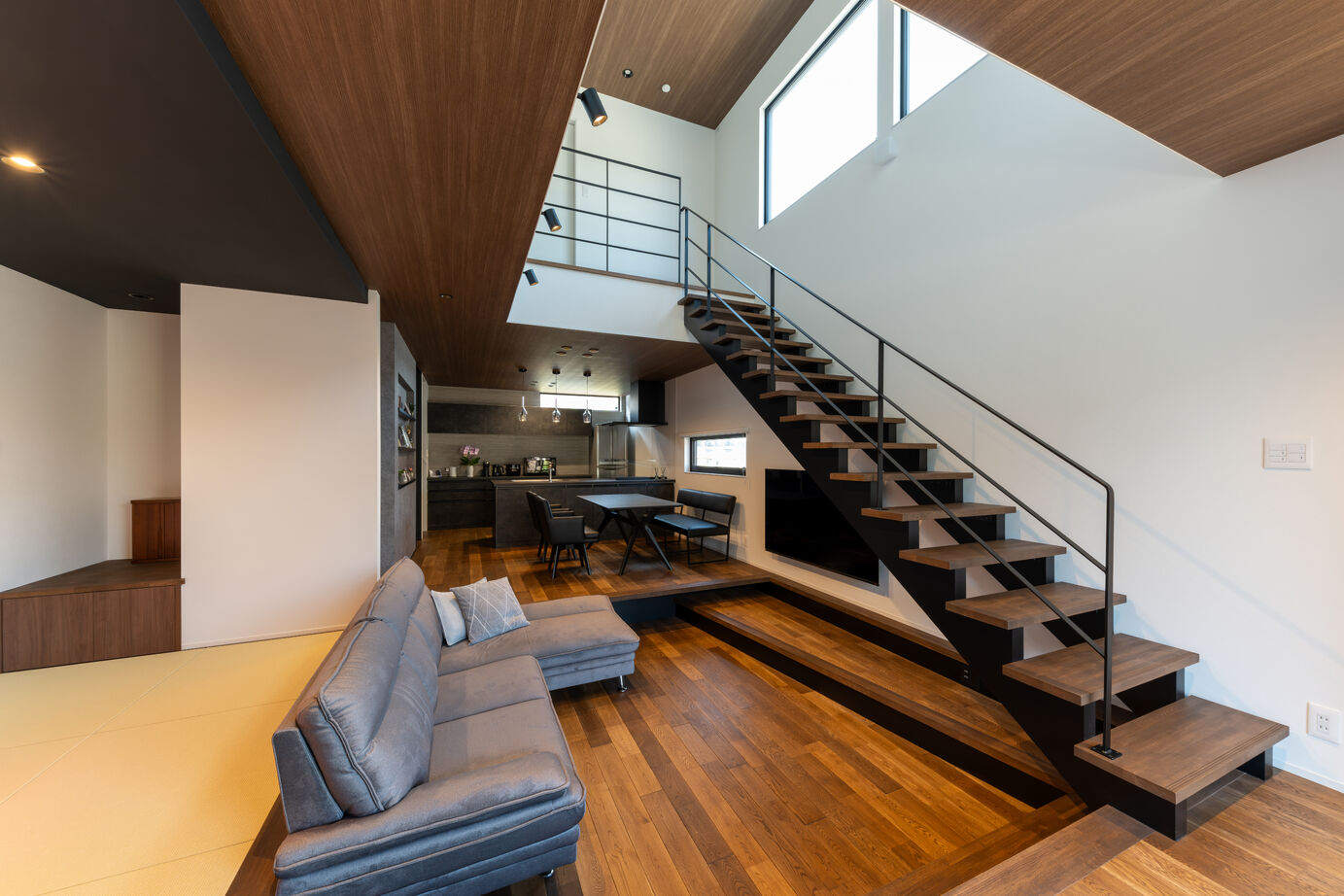 東亜ハウス 【ダウンリビング/軒下デッキ/カーテンレス】敷地形状を活かしたダウンリビングがある家｜35坪の建築実例画像4