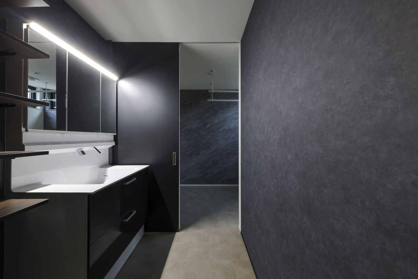 東亜ハウス 【ダウンリビング/軒下デッキ/カーテンレス】敷地形状を活かしたダウンリビングがある家｜35坪の建築実例画像5