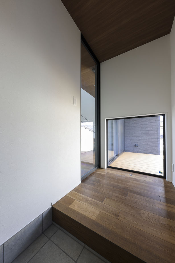 東亜ハウス 【ダウンリビング/軒下デッキ/カーテンレス】敷地形状を活かしたダウンリビングがある家｜35坪の建築実例画像6