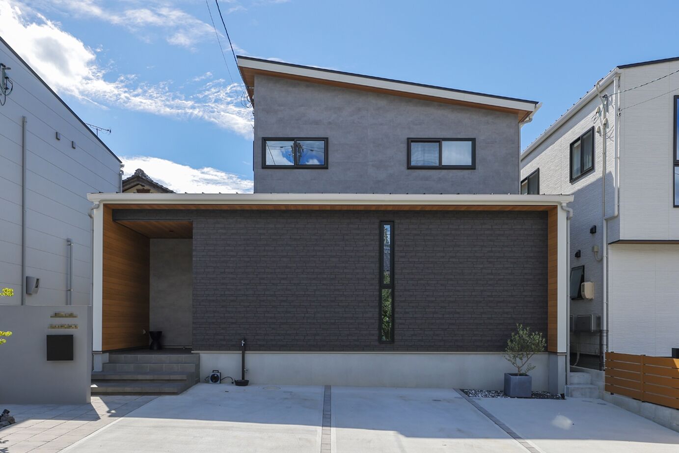 東亜ハウス 【リゾートライク/デッキテラス/大人インテリア/吹抜け】キッチンを中心としたリゾートライクな家｜35坪弱の建築実例画像2