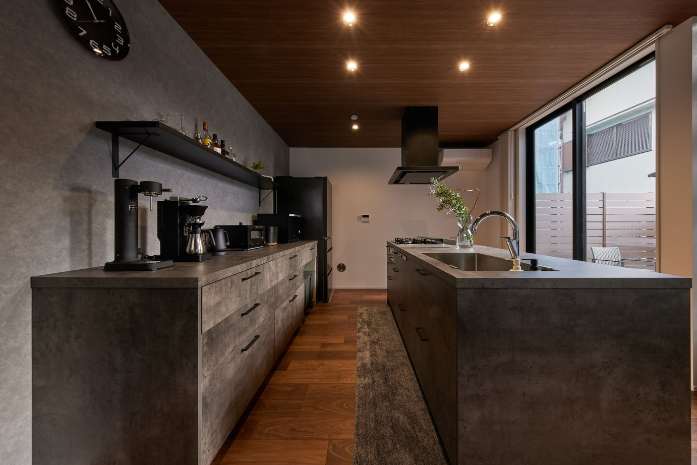 東亜ハウス 【リゾートライク/デッキテラス/大人インテリア/吹抜け】キッチンを中心としたリゾートライクな家｜35坪弱の建築実例画像3