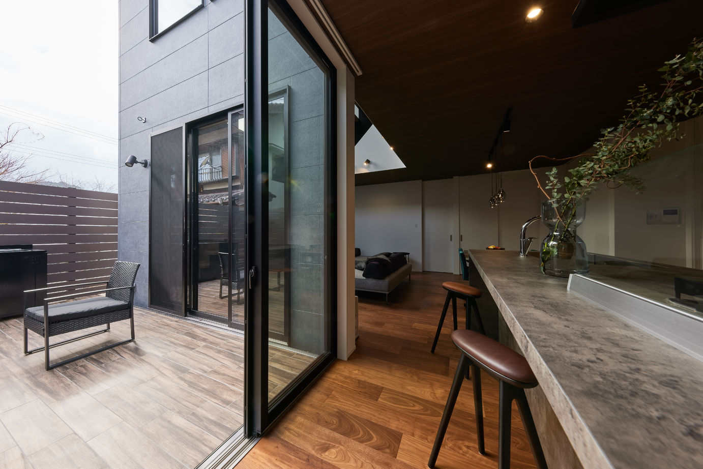 東亜ハウス 【リゾートライク/デッキテラス/大人インテリア/吹抜け】キッチンを中心としたリゾートライクな家｜35坪弱の建築実例画像4