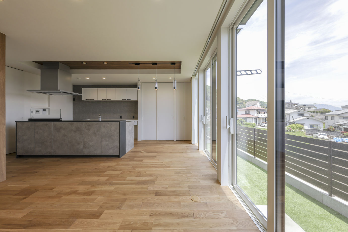 東亜ハウス 【眺望/大開口/シンプルナチュラル】眺望を活かしたリビングで家族が寛げる家｜30坪の建築実例画像3