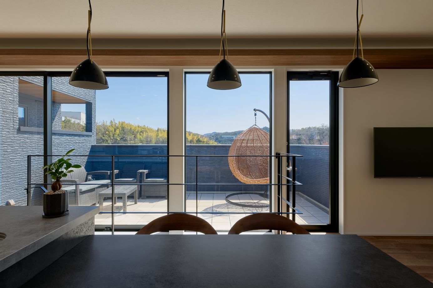 東亜ハウス 【ワンルームライク/テラスバルコニー/眺望/2階リビング】大自然を感じる開放的な家｜30坪弱の建築実例画像2