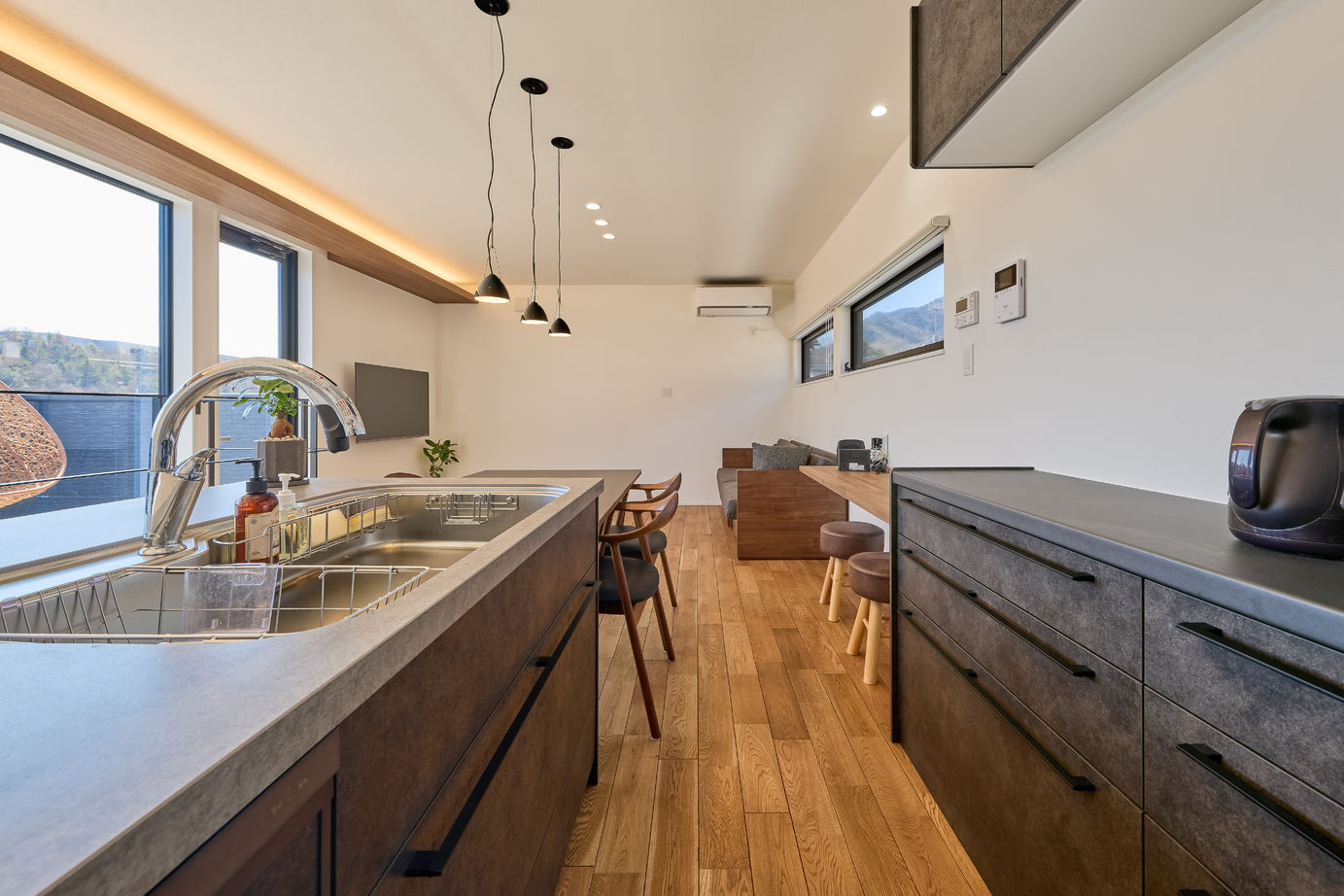 東亜ハウス 【ワンルームライク/テラスバルコニー/眺望/2階リビング】大自然を感じる開放的な家｜30坪弱の建築実例画像4