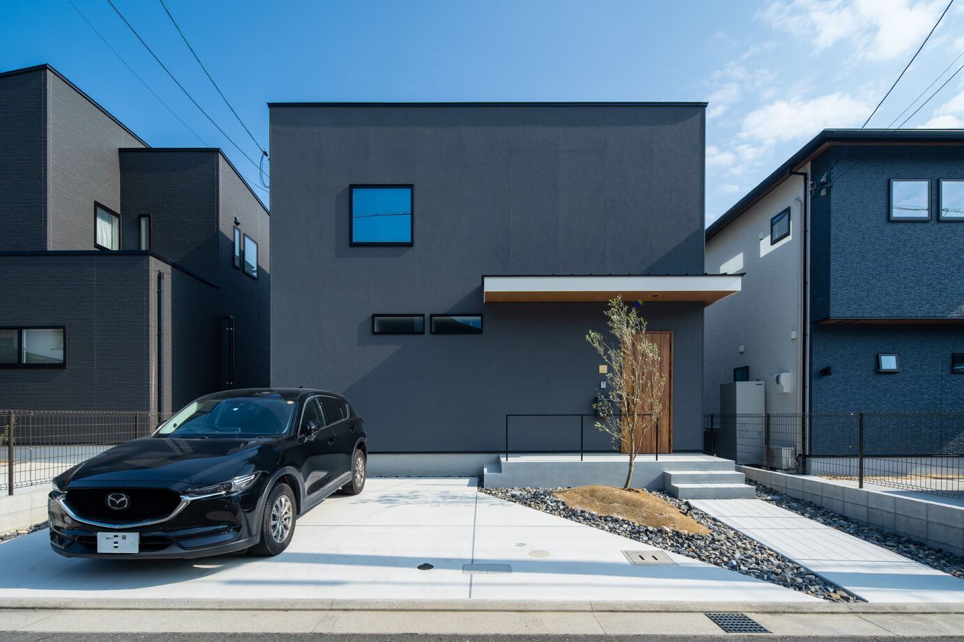 東亜ハウス 【30代の家/正方形の外観/吹き抜けリビング/家事ラク動線】細部までこだわって、おしゃれを極めた家の建築実例画像1