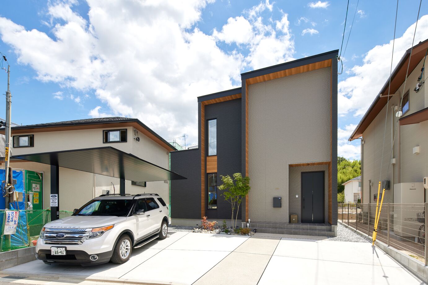東亜ハウス 【シンプルモダン/愛車仕様/家事ラク動線】室内から愛車を眺められ、憧れのおしゃれキッチンを採用した家の建築実例画像1