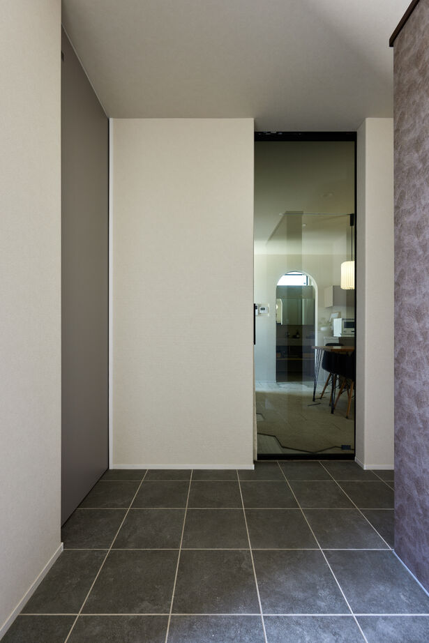 東亜ハウス 【シンプルモダン/愛車仕様/家事ラク動線】室内から愛車を眺められ、憧れのおしゃれキッチンを採用した家の建築実例画像3