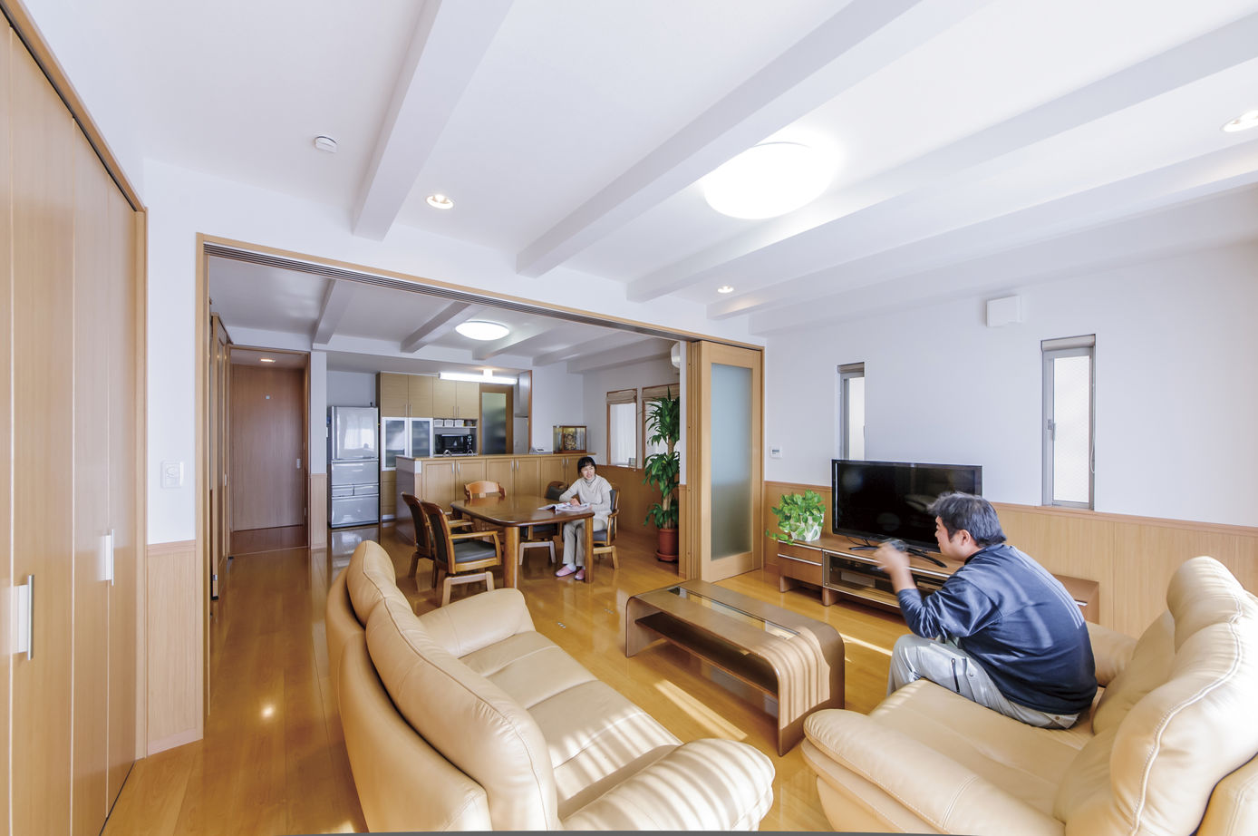 太平建設 【2700万円/51坪/3階建て】南向きの大きな窓が印象的なビルトインガレージがある店舗併用住宅の建築実例画像2