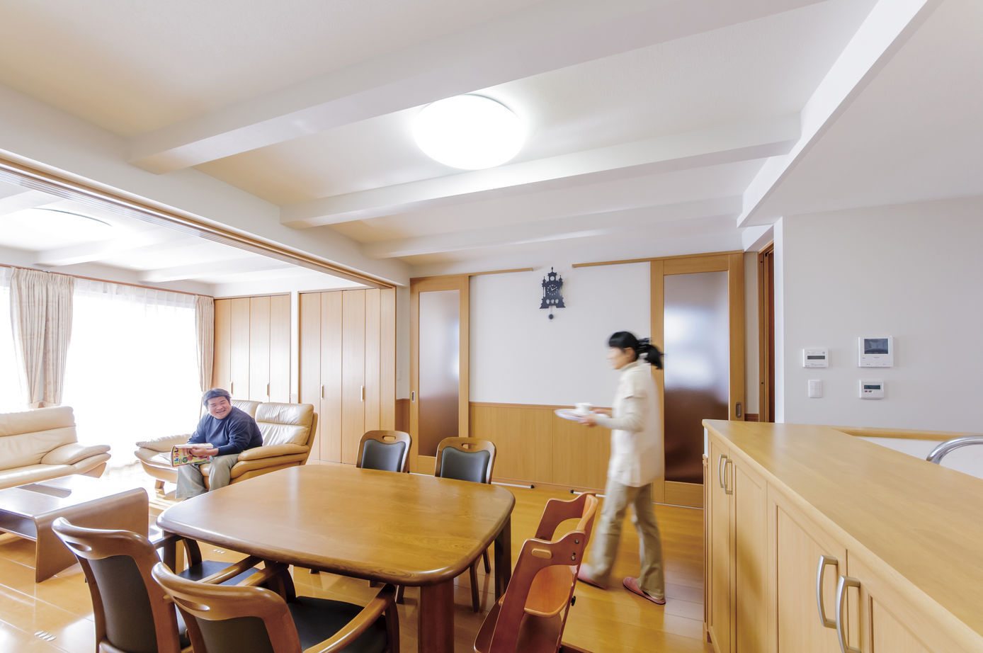 太平建設 【2700万円/51坪/3階建て】南向きの大きな窓が印象的なビルトインガレージがある店舗併用住宅の建築実例画像4