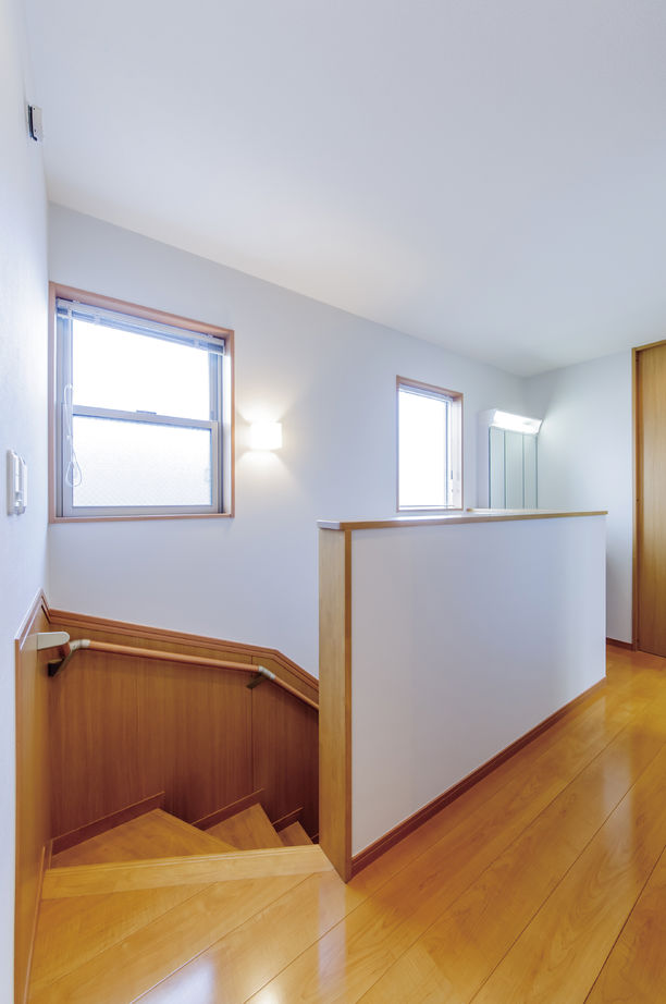 太平建設 【2700万円/51坪/3階建て】南向きの大きな窓が印象的なビルトインガレージがある店舗併用住宅の建築実例画像7