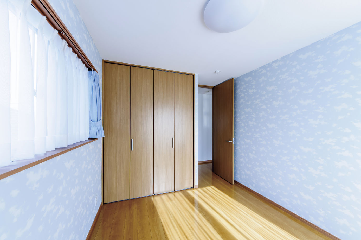 太平建設 【2700万円/51坪/3階建て】南向きの大きな窓が印象的なビルトインガレージがある店舗併用住宅の建築実例画像8