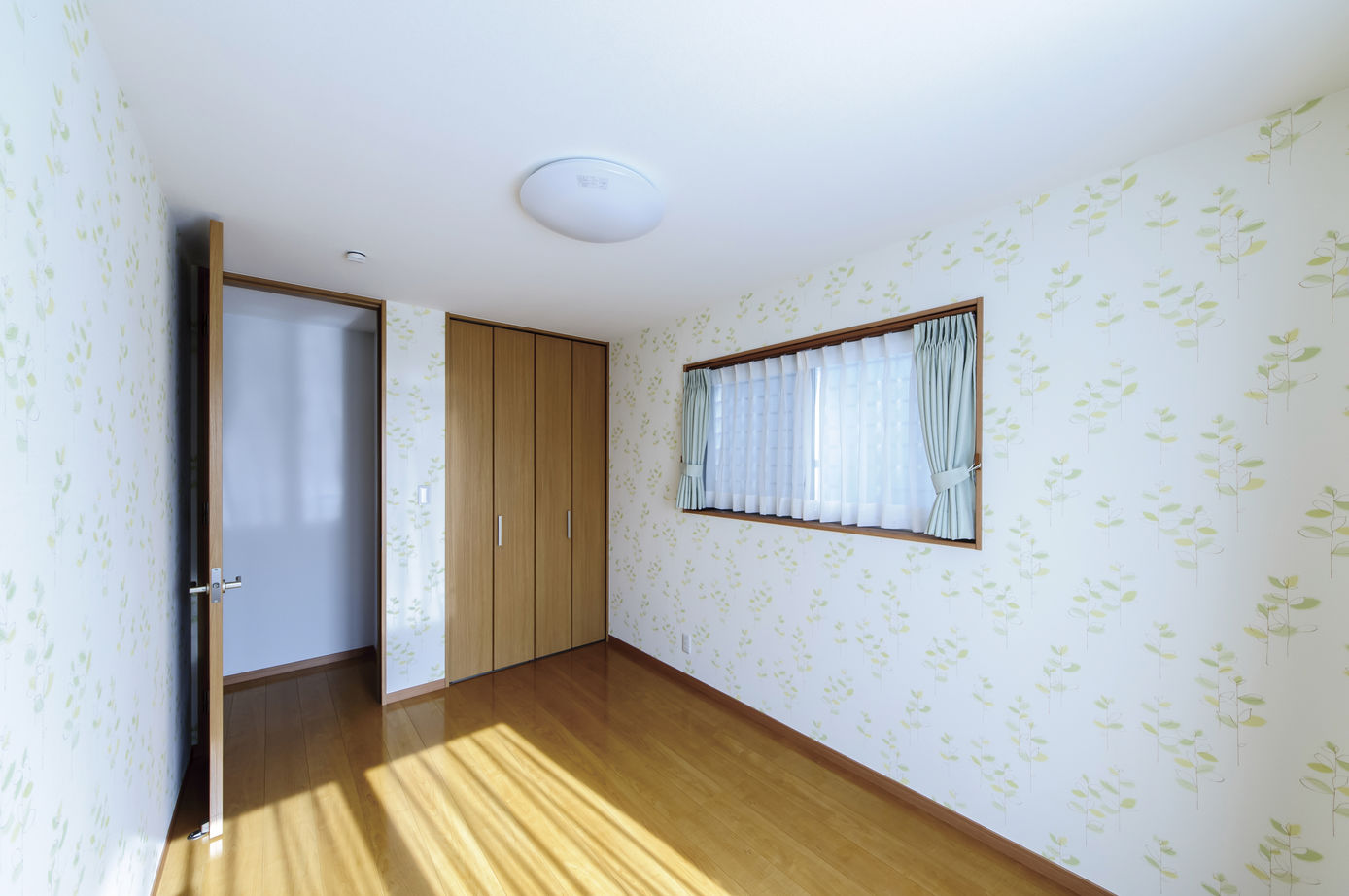 太平建設 【2700万円/51坪/3階建て】南向きの大きな窓が印象的なビルトインガレージがある店舗併用住宅の建築実例画像9