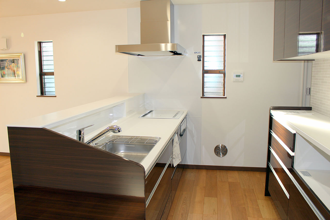 太平建設 【二世帯／収納充実／ガレージ】広々と開放的なLDKに3世代が集う。心地よい空間が、やすらぎをもたらす家の建築実例画像4