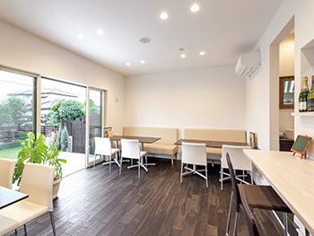 ウィザースホーム 【店舗併用/2000万円台/40坪台/間取り図有】長年の夢だった憧れのカフェ経営を叶えた店舗併用住宅の建築実例画像4