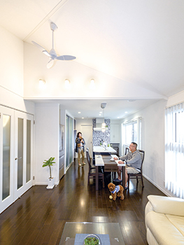 ウィザースホーム 【店舗併用/2000万円台/40坪台/間取り図有】長年の夢だった憧れのカフェ経営を叶えた店舗併用住宅の建築実例画像5