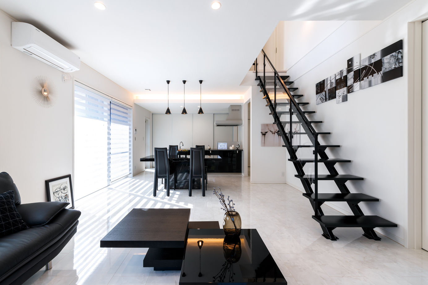 ウィザースホーム 【2000万円台/30坪台/間取り図有】階段もキッチンもインテリアのひとつ。モノトーンで調えた理想のわが家の建築実例画像1