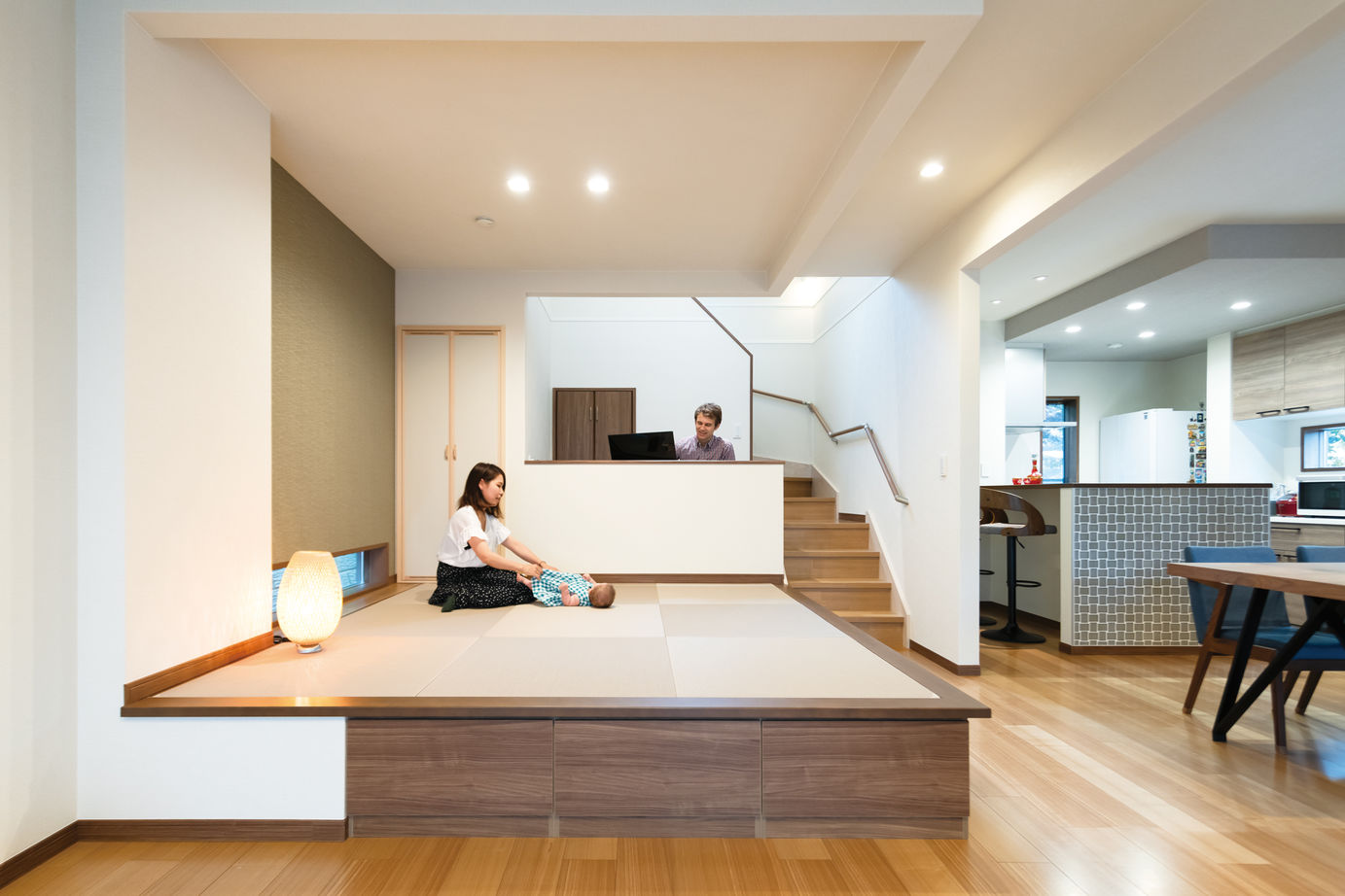 ウィザースホーム 【2000万円台/30坪台/間取り図有】黒い外壁タイルのモダンな外観デザインと立体的な間取りを叶えた住まいの建築実例画像2