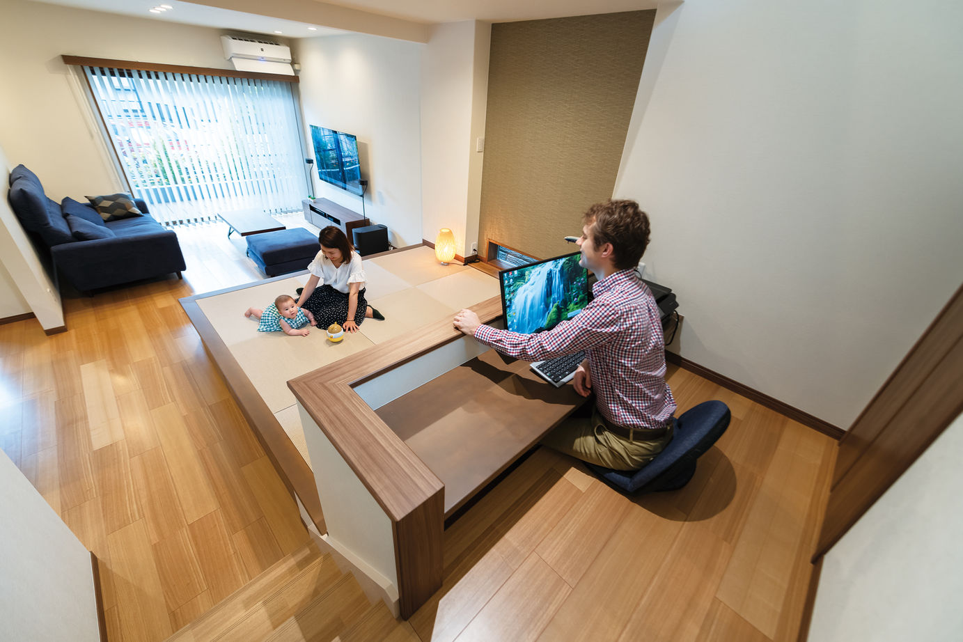 ウィザースホーム 【2000万円台/30坪台/間取り図有】黒い外壁タイルのモダンな外観デザインと立体的な間取りを叶えた住まいの建築実例画像3