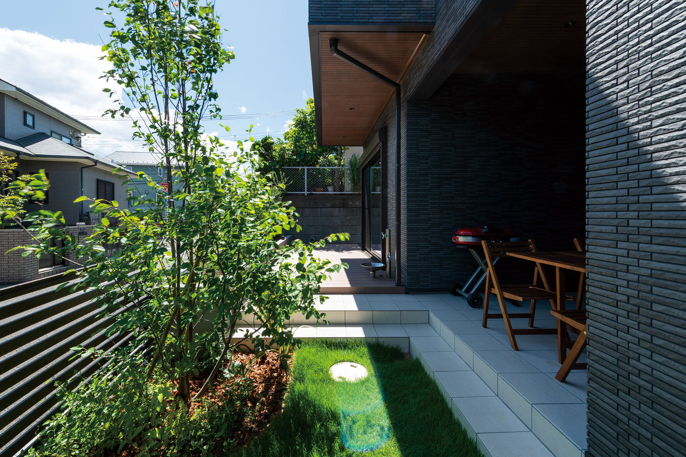 ウィザースホーム 【2000万円台/30坪台/間取り図有】黒い外壁タイルのモダンな外観デザインと立体的な間取りを叶えた住まいの建築実例画像4