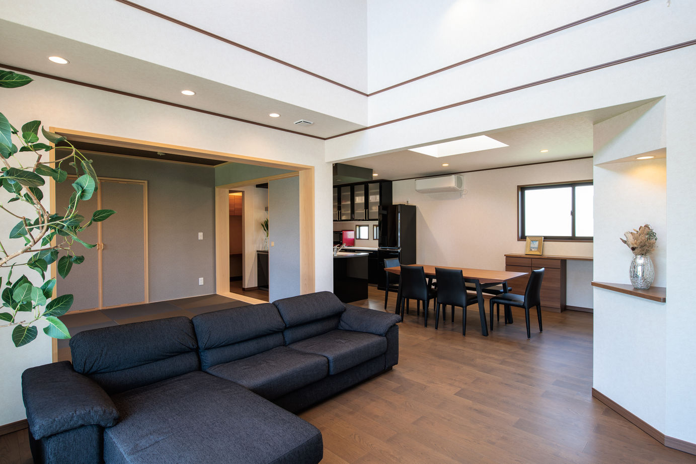 ウィザースホーム 【平屋/40坪台/間取り図有】平屋の魅力を最大限に活かし、横への広がりを意識した住まいの建築実例画像5