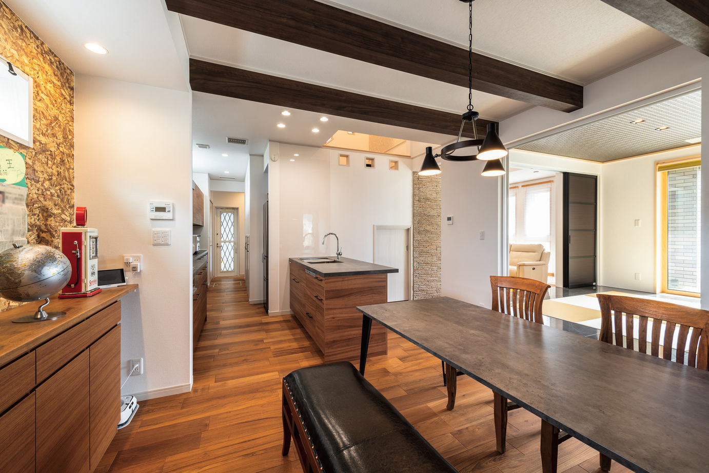 ウィザースホーム 【50坪台/間取り図有】吹き抜け、琴の間、中2階…。色褪せることのない上質を実現した住まいの建築実例画像2