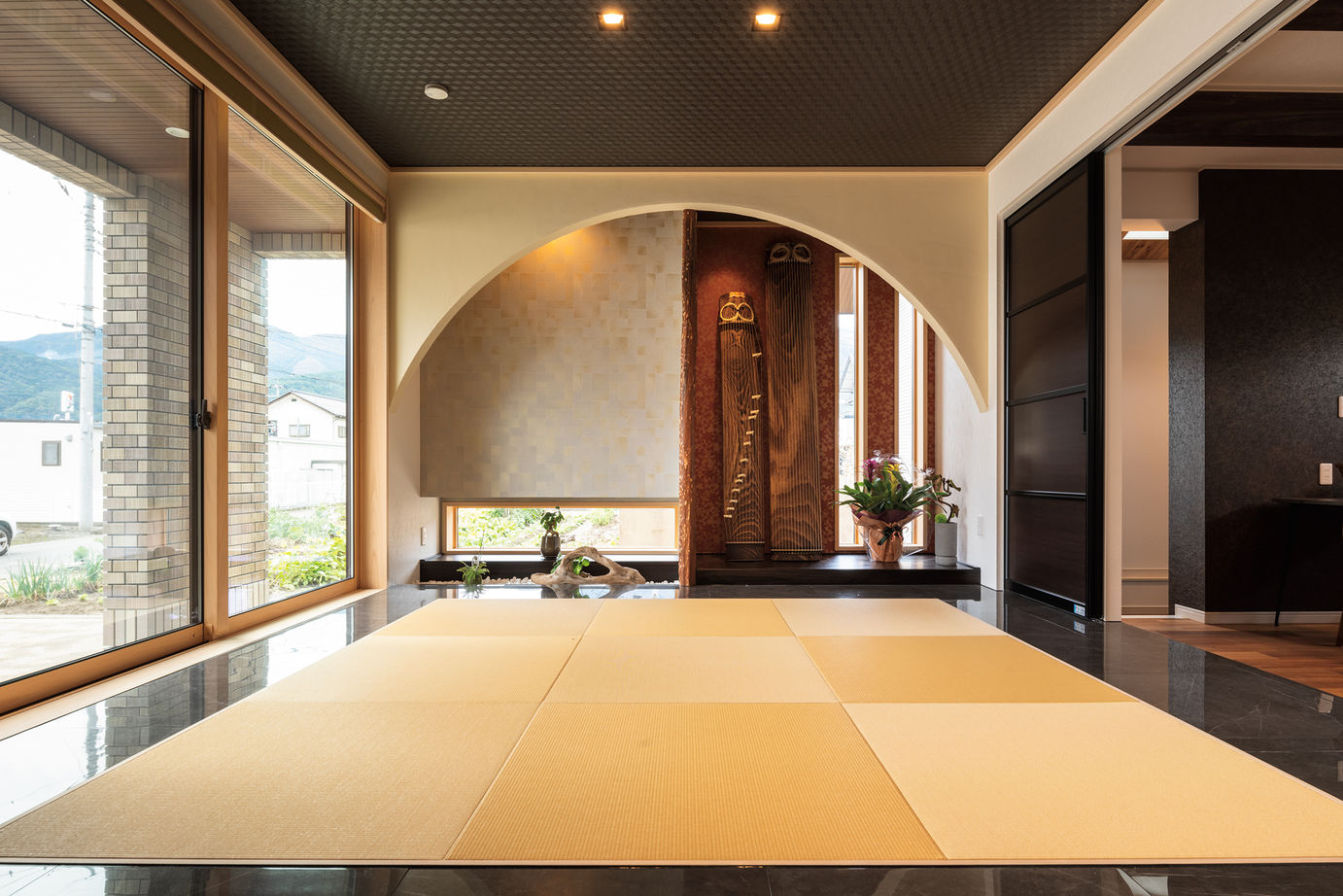 ウィザースホーム 【50坪台/間取り図有】吹き抜け、琴の間、中2階…。色褪せることのない上質を実現した住まいの建築実例画像3