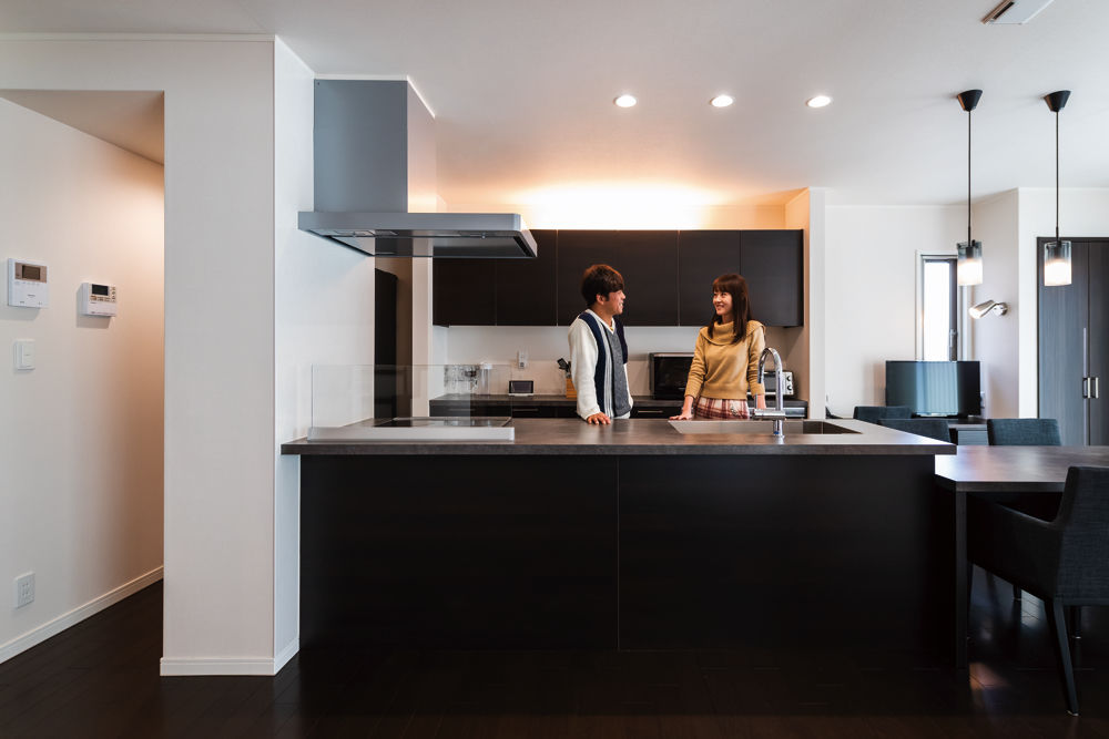 ウィザースホーム 【2000万円～2499万円／吹抜／収納充実／間取図有】開放感と暖かさ。相反するテーマを高性能で解決した家の建築実例画像1