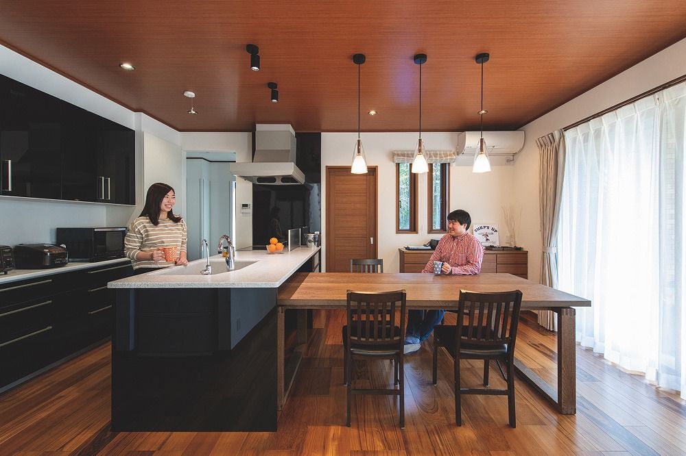 ウィザースホーム 【タイル／吹き抜け／間取図有】吹き抜けも、回廊も、外観もひと目惚れ。“好き”を集めた最高のわが家の建築実例画像2