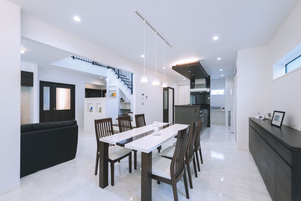 ウィザースホーム 【吹き抜け／リビング階段／間取図有】空中回廊とスキップフロアが家族をつなぐ、立体的で遊び心ある住まいの建築実例画像2