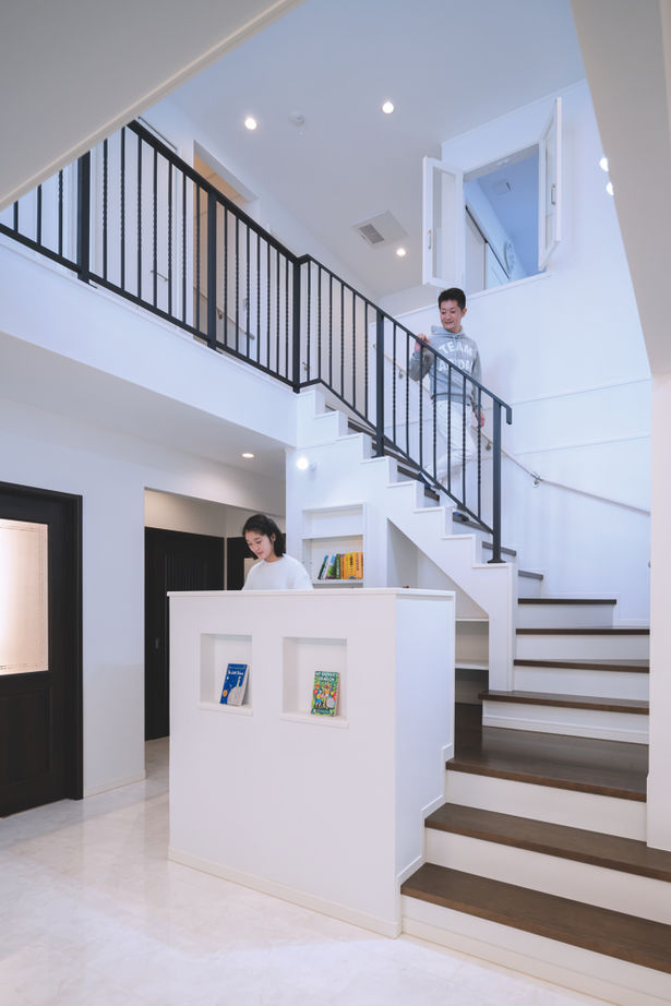 ウィザースホーム 【吹き抜け／リビング階段／間取図有】空中回廊とスキップフロアが家族をつなぐ、立体的で遊び心ある住まいの建築実例画像3