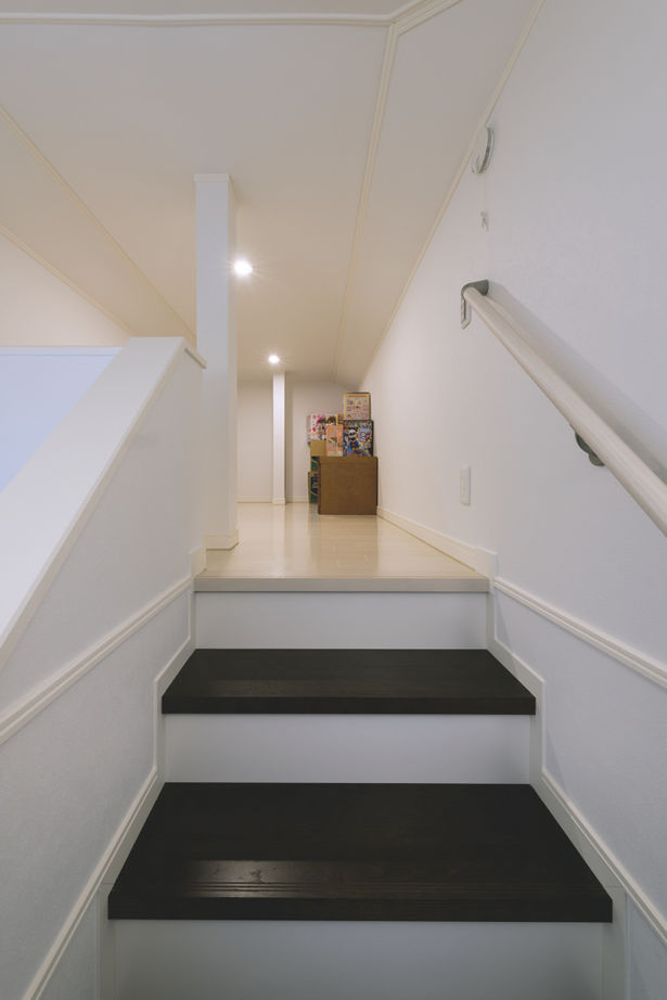 ウィザースホーム 【吹き抜け／リビング階段／間取図有】空中回廊とスキップフロアが家族をつなぐ、立体的で遊び心ある住まいの建築実例画像9