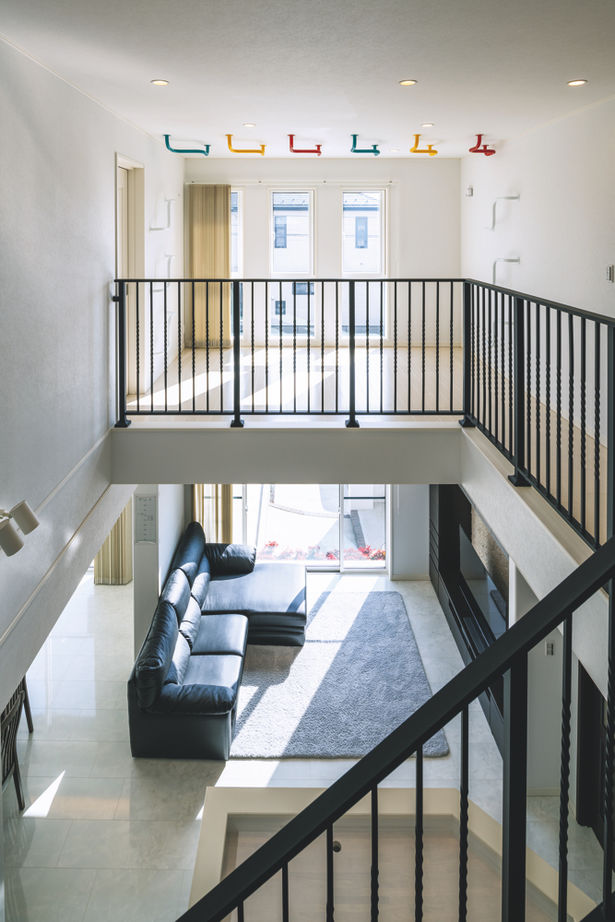 ウィザースホーム 【吹き抜け／リビング階段／間取図有】空中回廊とスキップフロアが家族をつなぐ、立体的で遊び心ある住まいの建築実例画像10