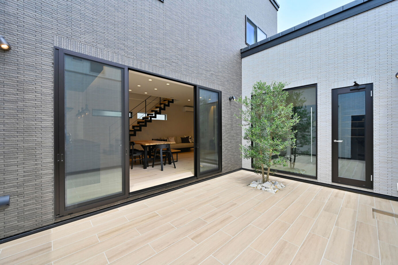 ウィザースホーム 【3500万円／中庭／収納充実／間取図】中庭と天井高2.6mのリビングにより、伸びやかな開放感を楽しむ家の建築実例画像