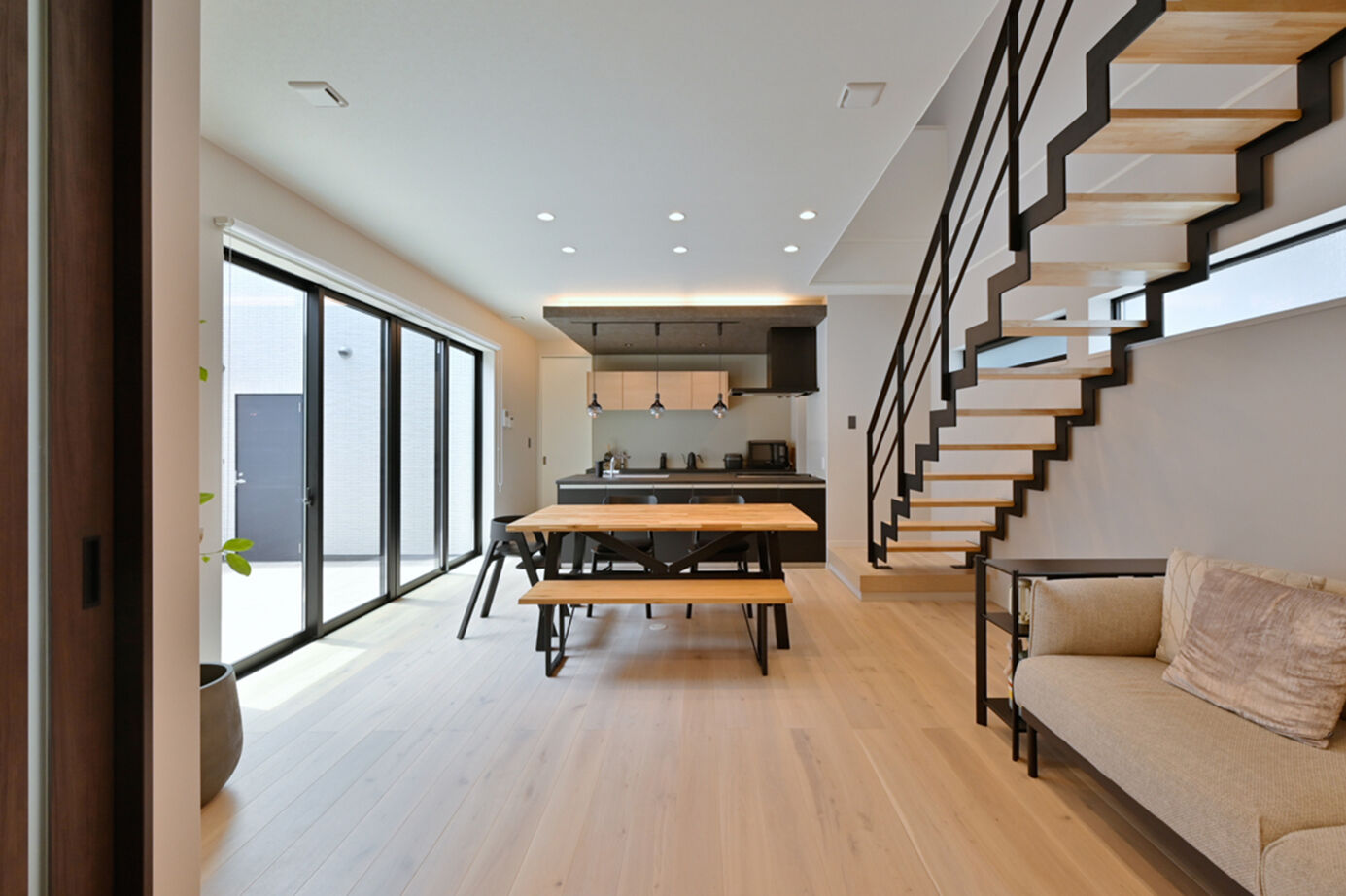 ウィザースホーム 【3500万円／中庭／収納充実／間取図】中庭と天井高2.6mのリビングにより、伸びやかな開放感を楽しむ家の建築実例画像2