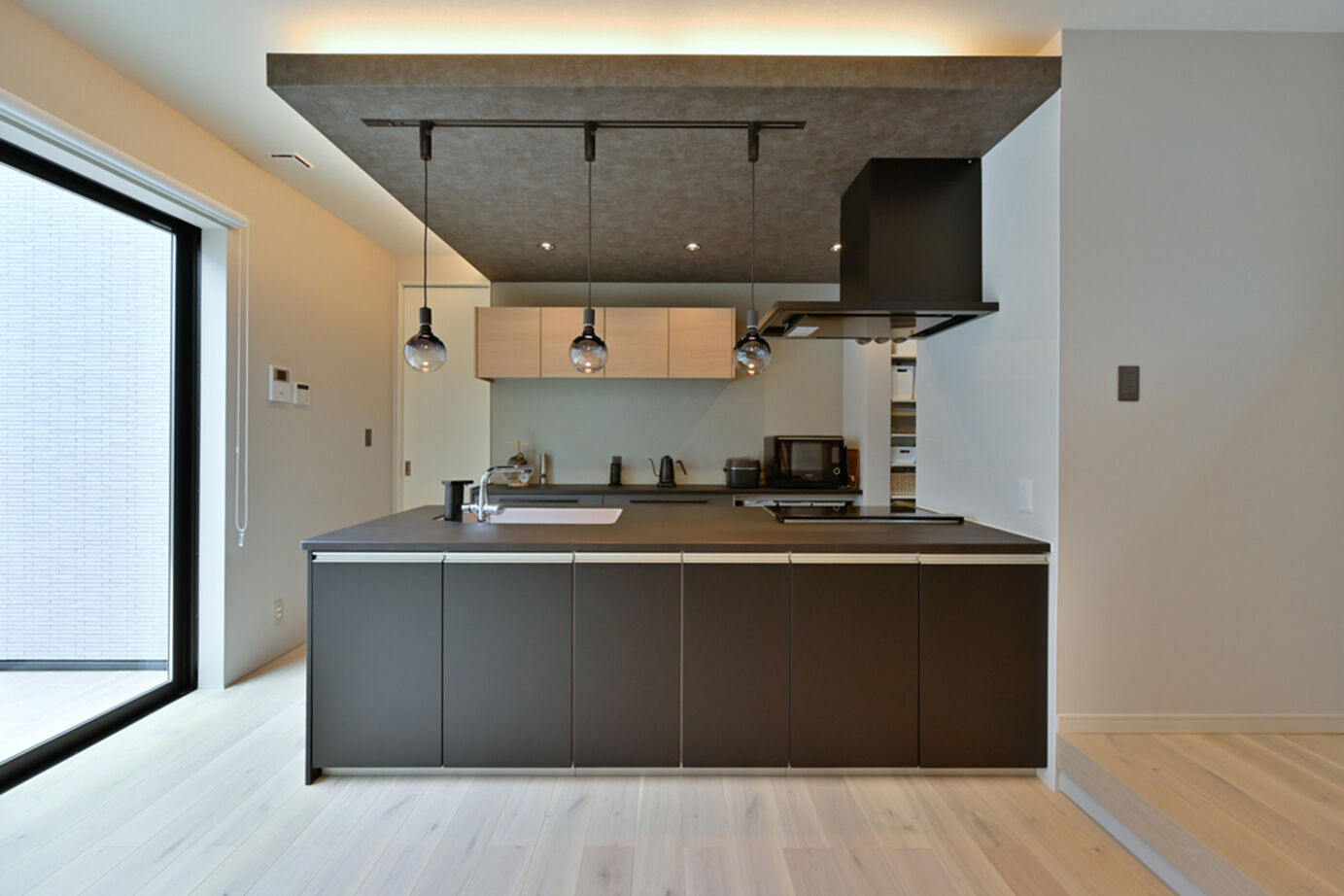 ウィザースホーム 【3500万円／中庭／収納充実／間取図】中庭と天井高2.6mのリビングにより、伸びやかな開放感を楽しむ家の建築実例画像3