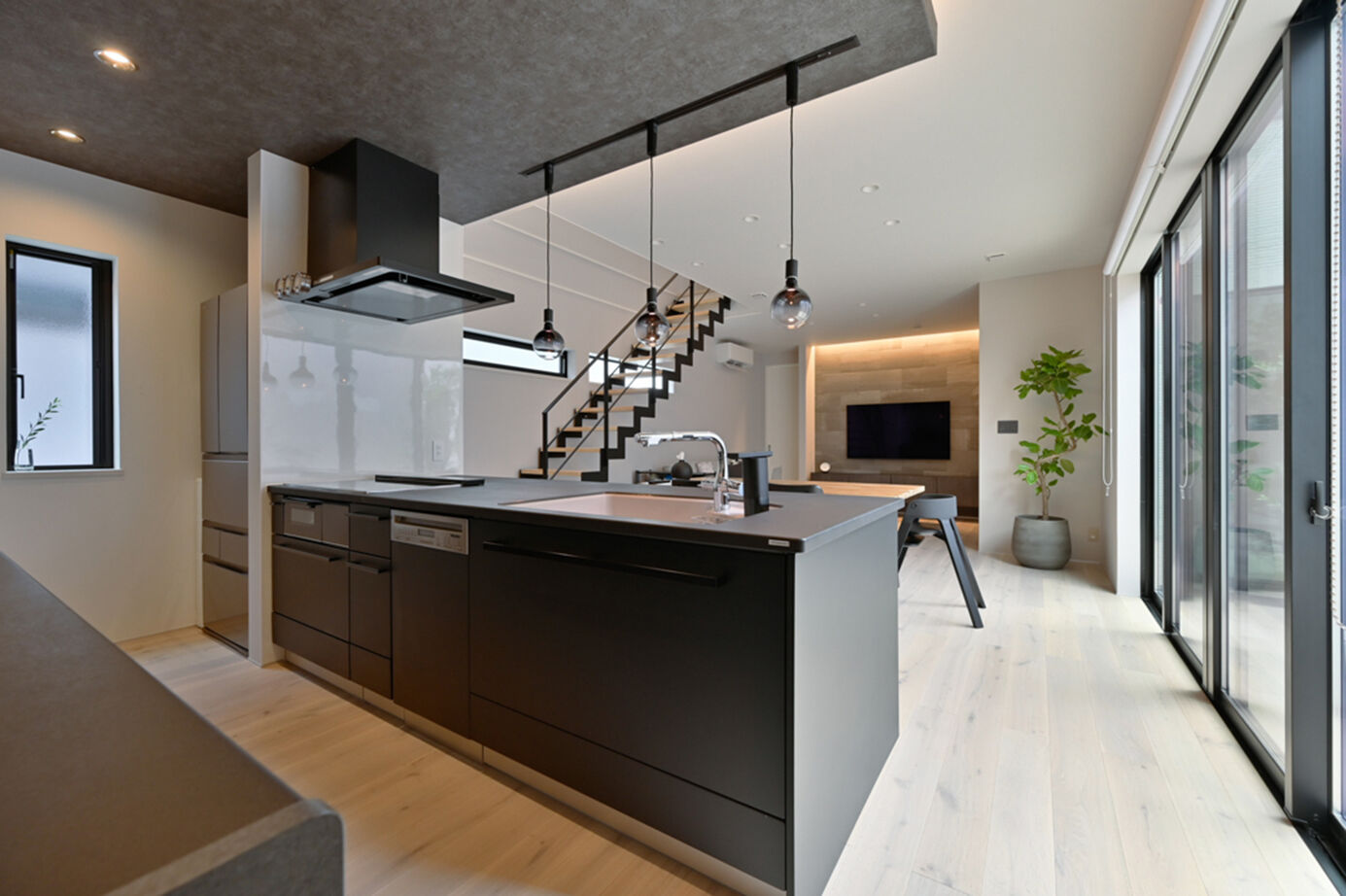 ウィザースホーム 【3500万円／中庭／収納充実／間取図】中庭と天井高2.6mのリビングにより、伸びやかな開放感を楽しむ家の建築実例画像4