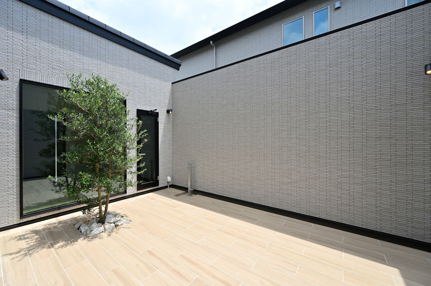 ウィザースホーム 【3500万円／中庭／収納充実／間取図】中庭と天井高2.6mのリビングにより、伸びやかな開放感を楽しむ家の建築実例画像14