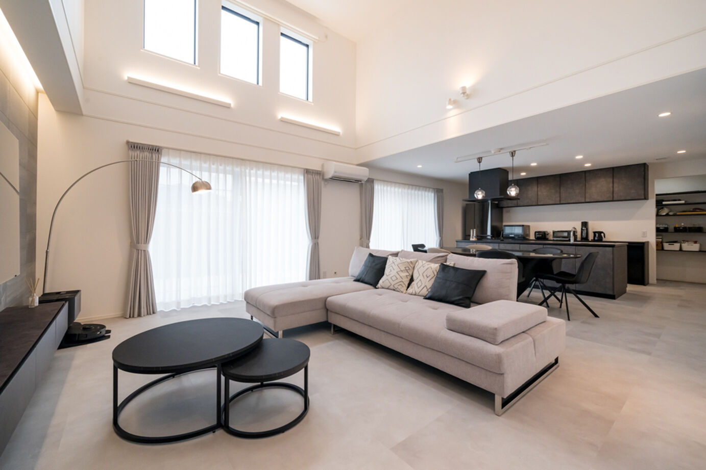 ウィザースホーム 【平屋／趣味／家事動線／収納充実】豊かなデザイン性と回遊動線など機能性を両立させたホテルライクな平屋の建築実例画像