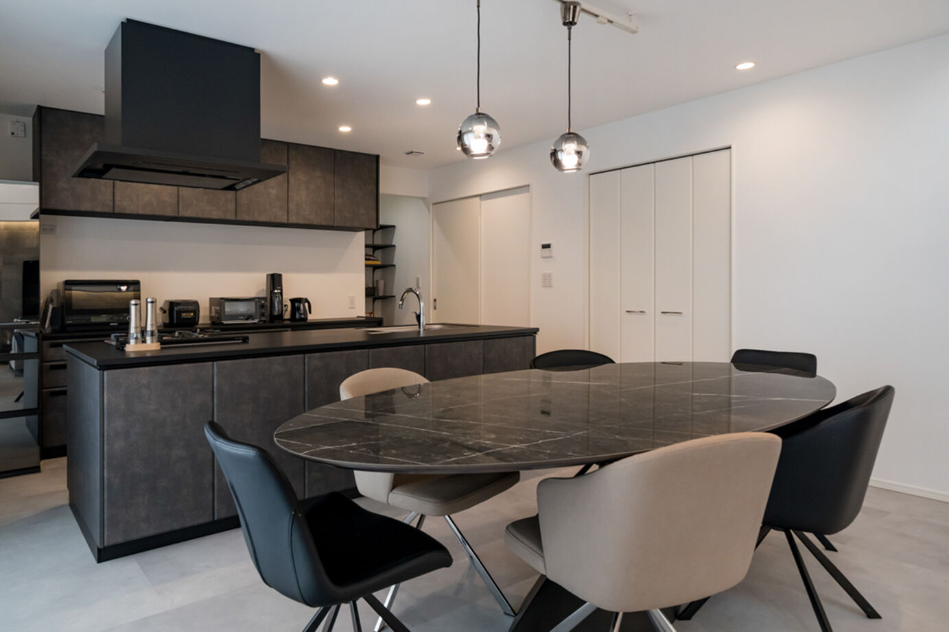 ウィザースホーム 【平屋／趣味／家事動線／収納充実】豊かなデザイン性と回遊動線など機能性を両立させたホテルライクな平屋の建築実例画像2