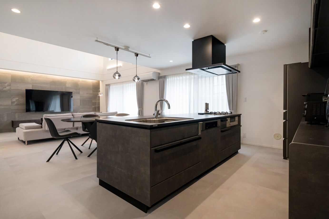 ウィザースホーム 【平屋／趣味／家事動線／収納充実】豊かなデザイン性と回遊動線など機能性を両立させたホテルライクな平屋の建築実例画像4