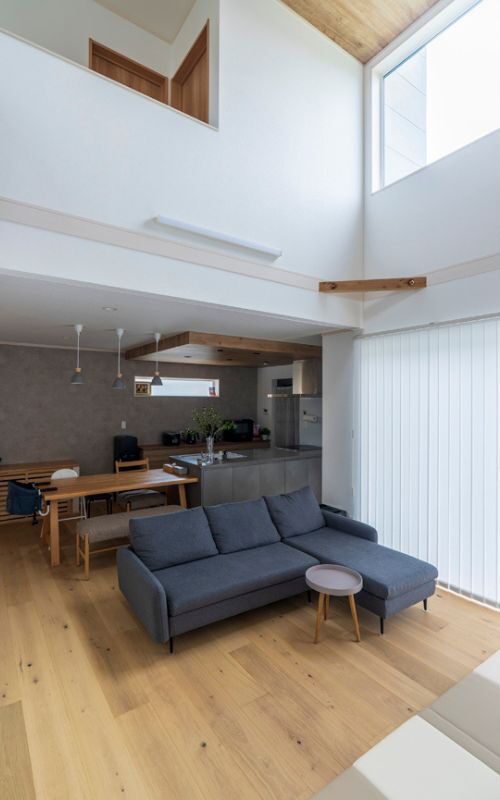 高勝の家 【間取り図有｜吹き抜け】エアコン1台で夏も冬も快適に過ごせる、吹き抜けリビングが開放的な家の建築実例画像3