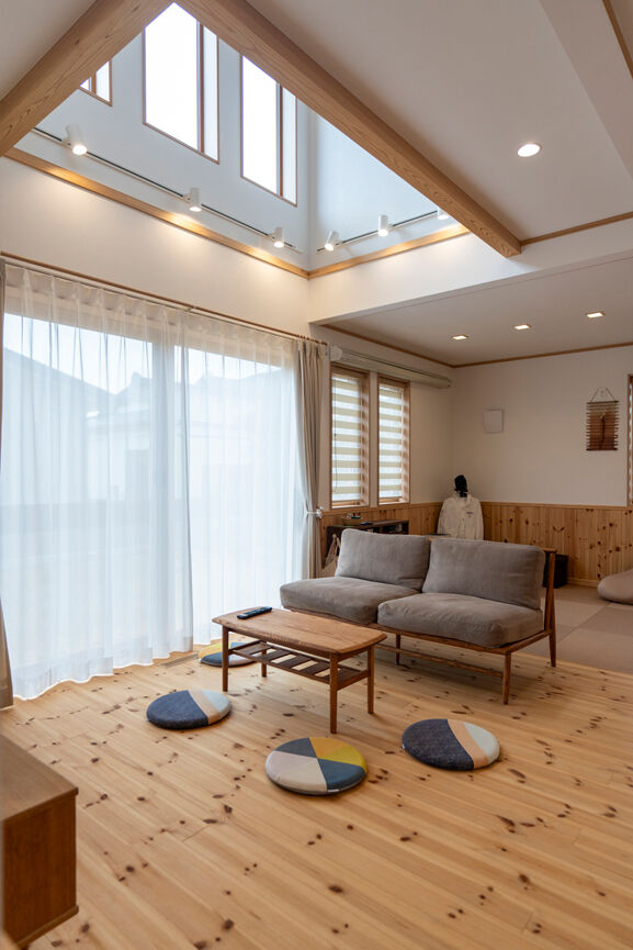 高勝の家 【大崎市｜間取り図有】吹き抜け＆畳コーナー一体型リビングでくつろげる和モダン住宅の建築実例画像2